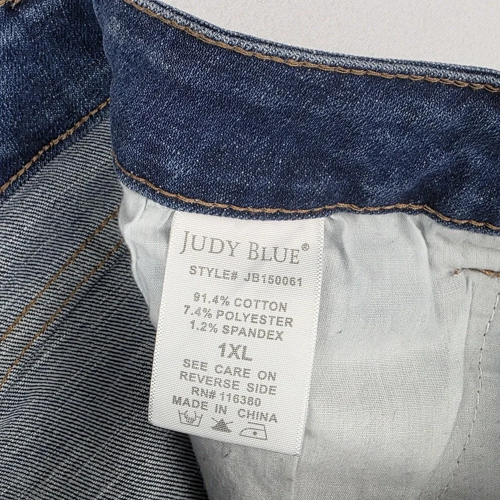 Judy Blue Shorts Womens Size 1XL Distressed Star Patch Medium Wash Cuffed Hem - Picture 8 of 11